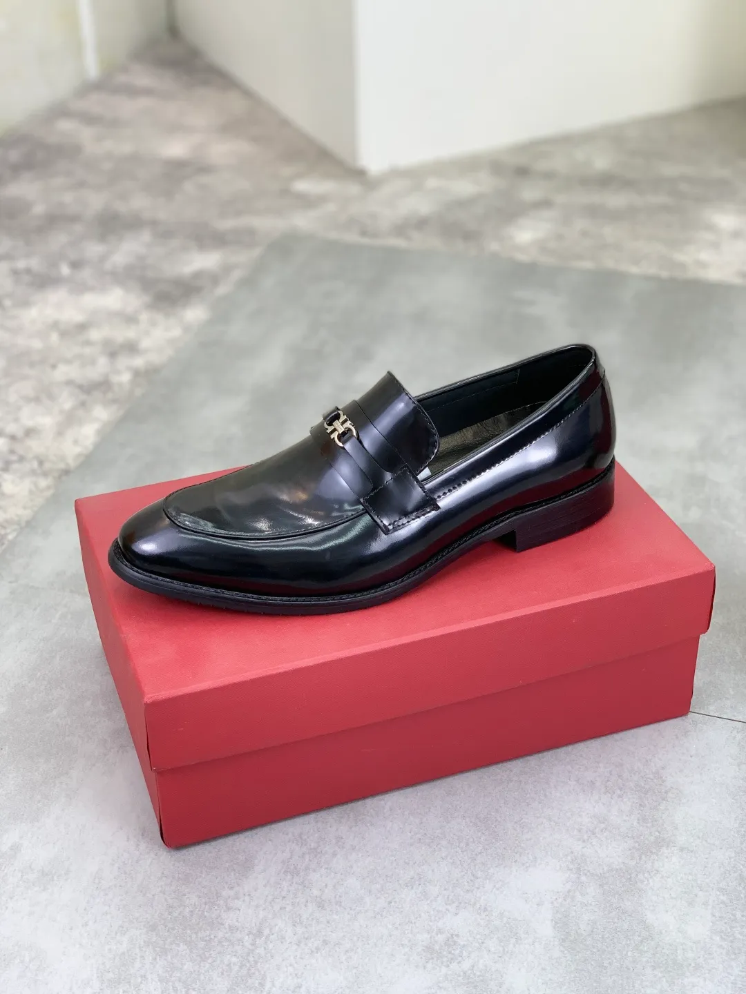 Men's Men's Shoes 💰P480💰[New Style] Water-dyed Niuli 🆘[Salvatore Ferragamo] Ferragamo's latest casual business leather shoes for men! Available at counters simultaneously! The fabric is made of specially imported original calfskin, and the interior is made of imported water-dyed cowhide. It is absolutely luxurious and leads the fashion trend. Matching code: 39-44, black optional